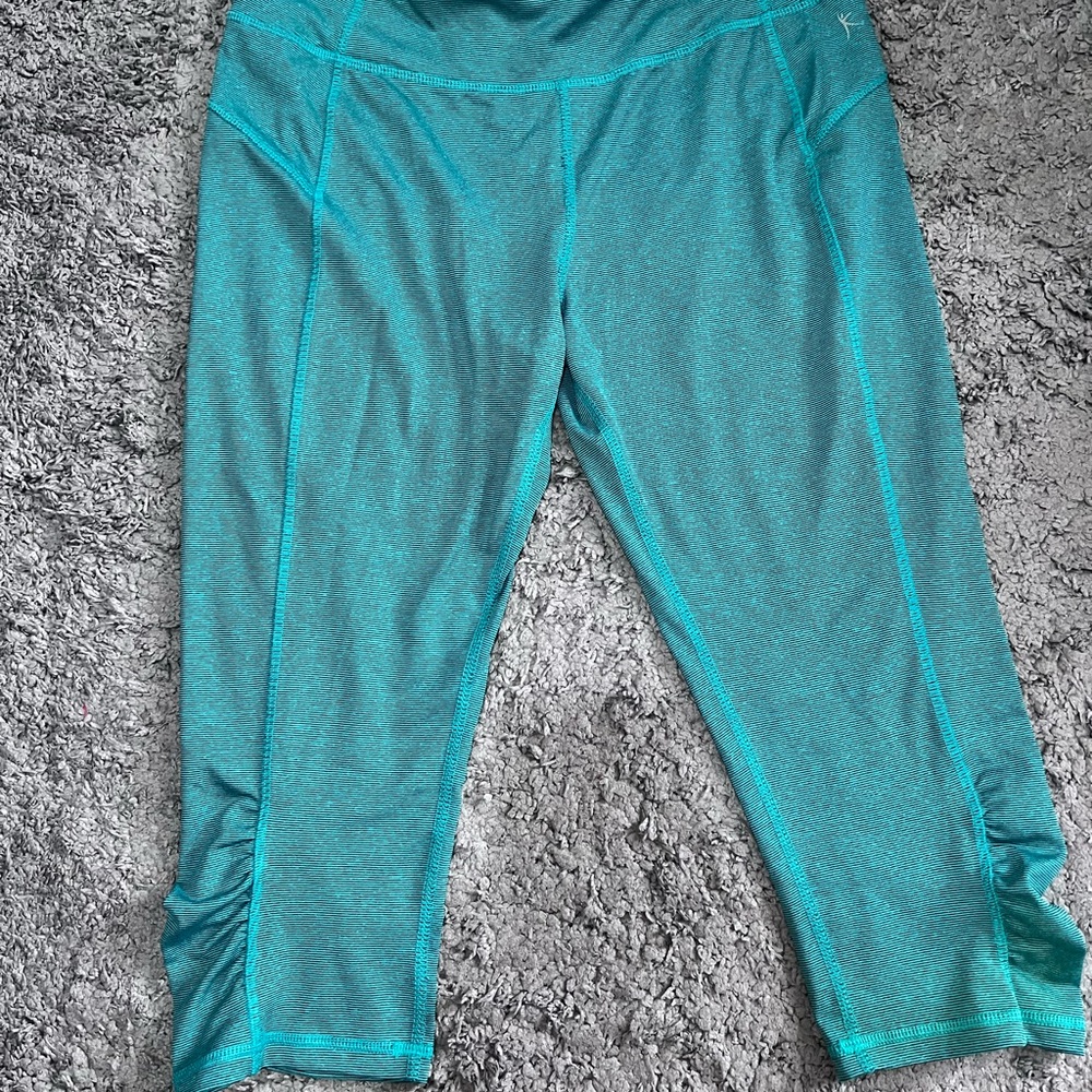 Danskin Now size medium cropped yoga pants